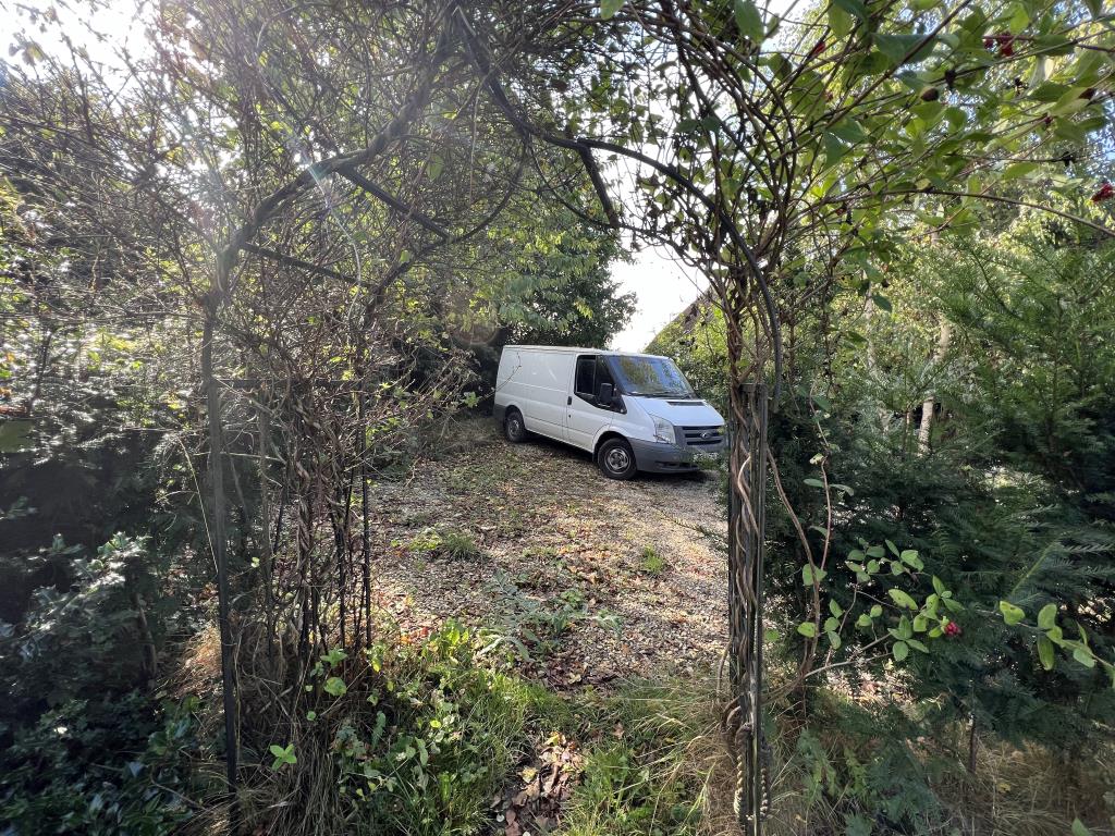 Lot: 126 - CHARACTER DETACHED COTTAGE FOR UPDATING WITH PARKING AND GARDENS -